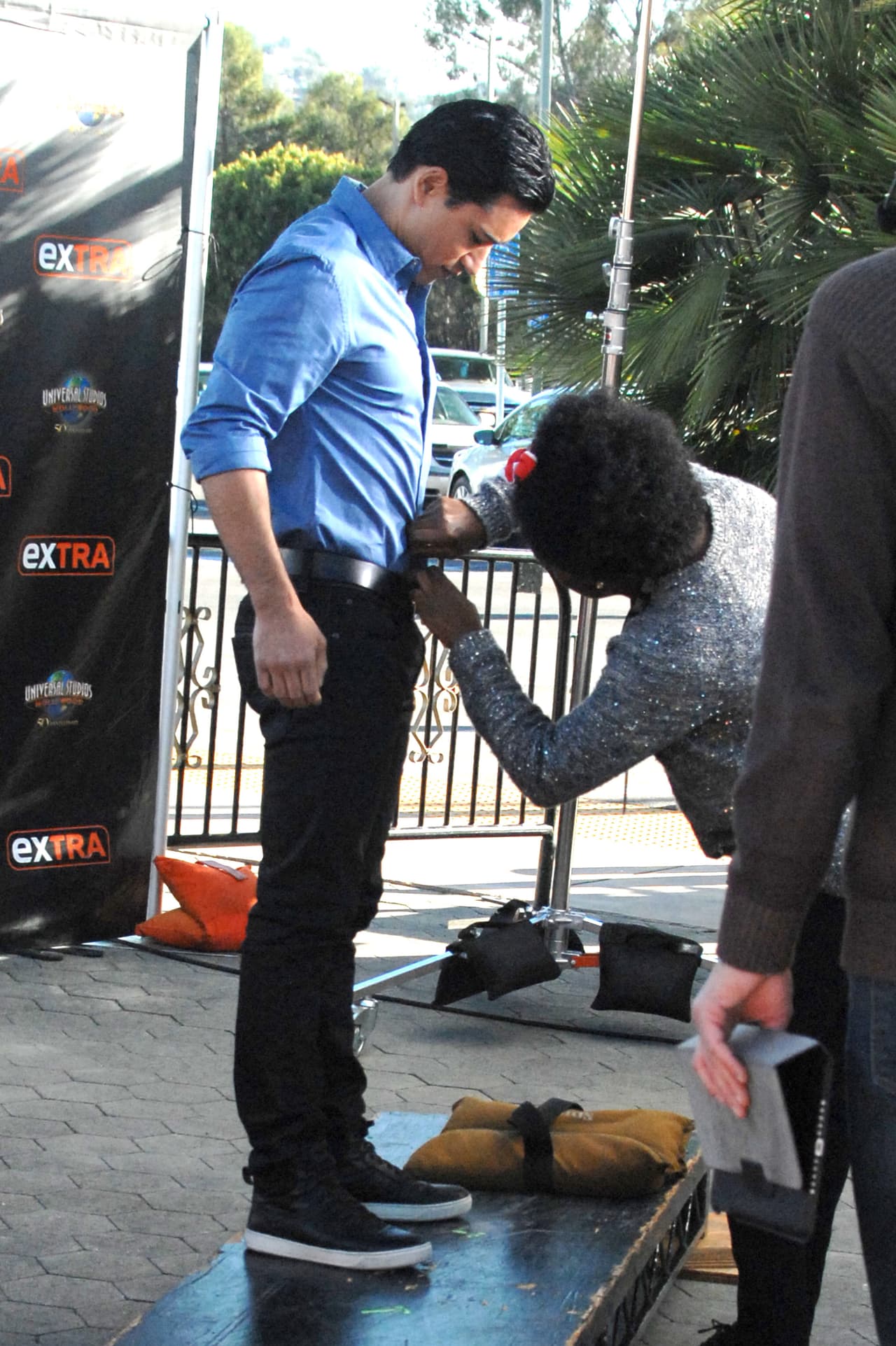 ¿Por qué le quieren quitar el pantalón a Mario Lopez? En realidad se le atoró el cierre y tuvieron que ayudarle.