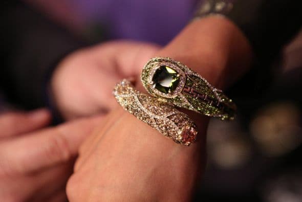 Charlie sabe que las mujeres aman las joyas y él las tiene para todas los gustos y edades.