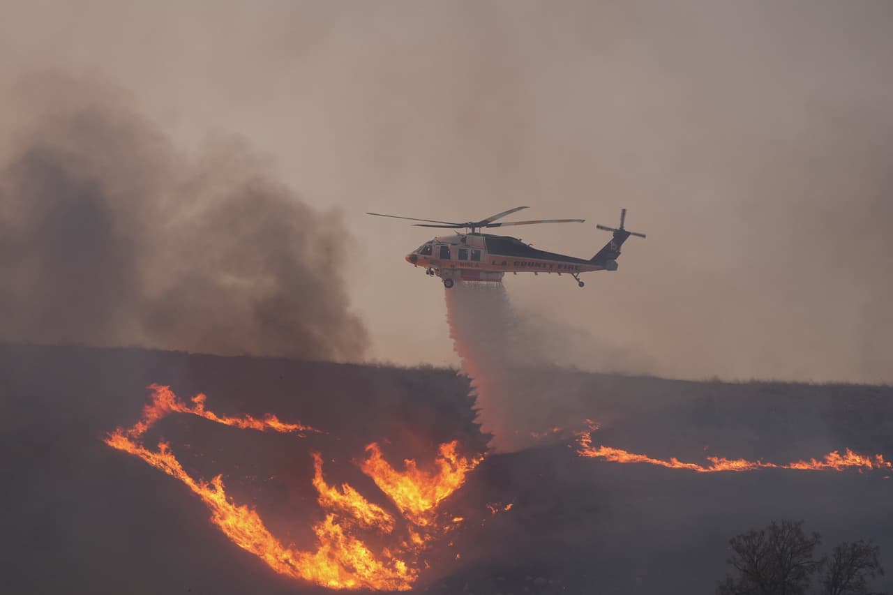 Six Flags Magic Mountain, una atracción icónica al sur de Castaic, no se encuentra en una zona de evacuación, pero se monitorea la situación de cerca para garantizar la seguridad de los visitantes.