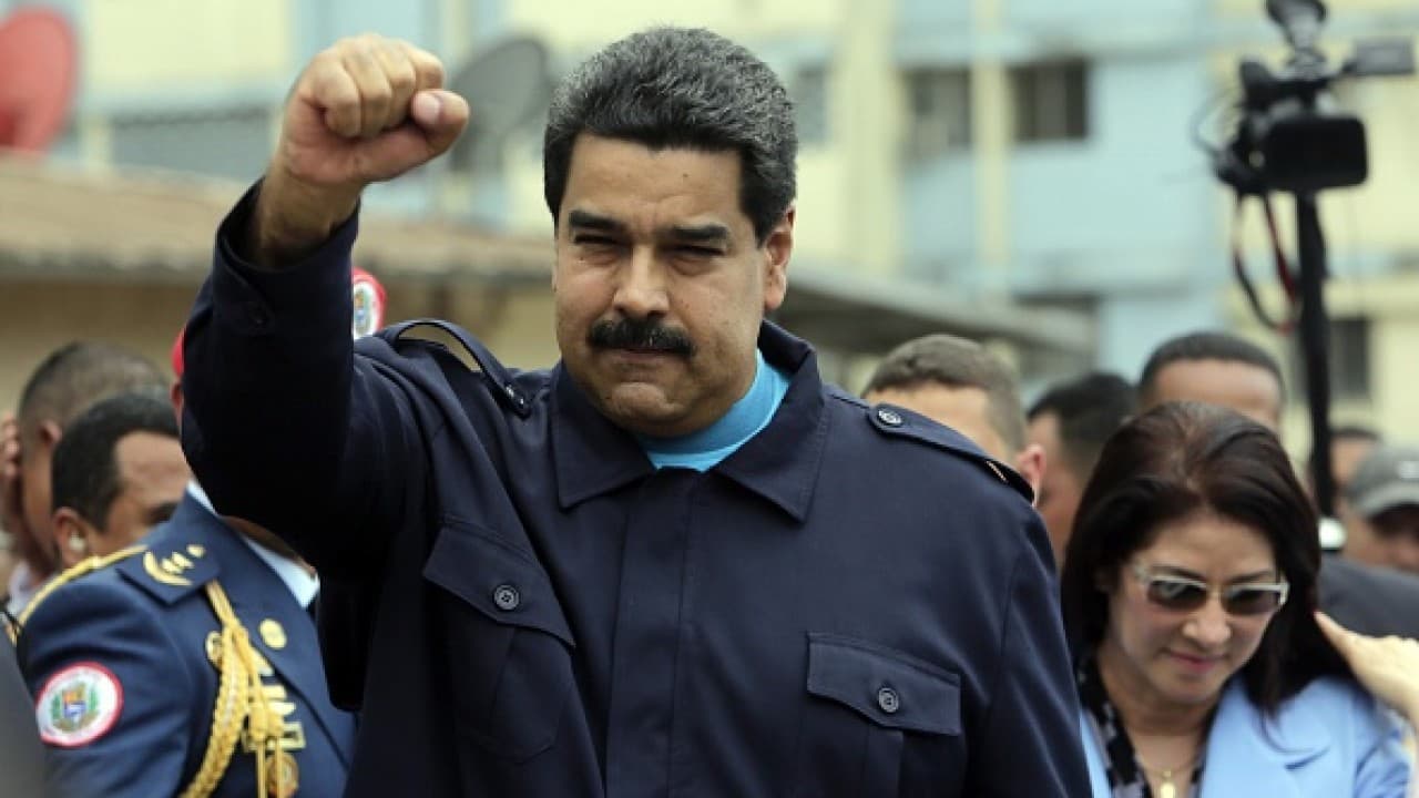 Maduro aumenta el precio de la gasolina y devalúa la moneda