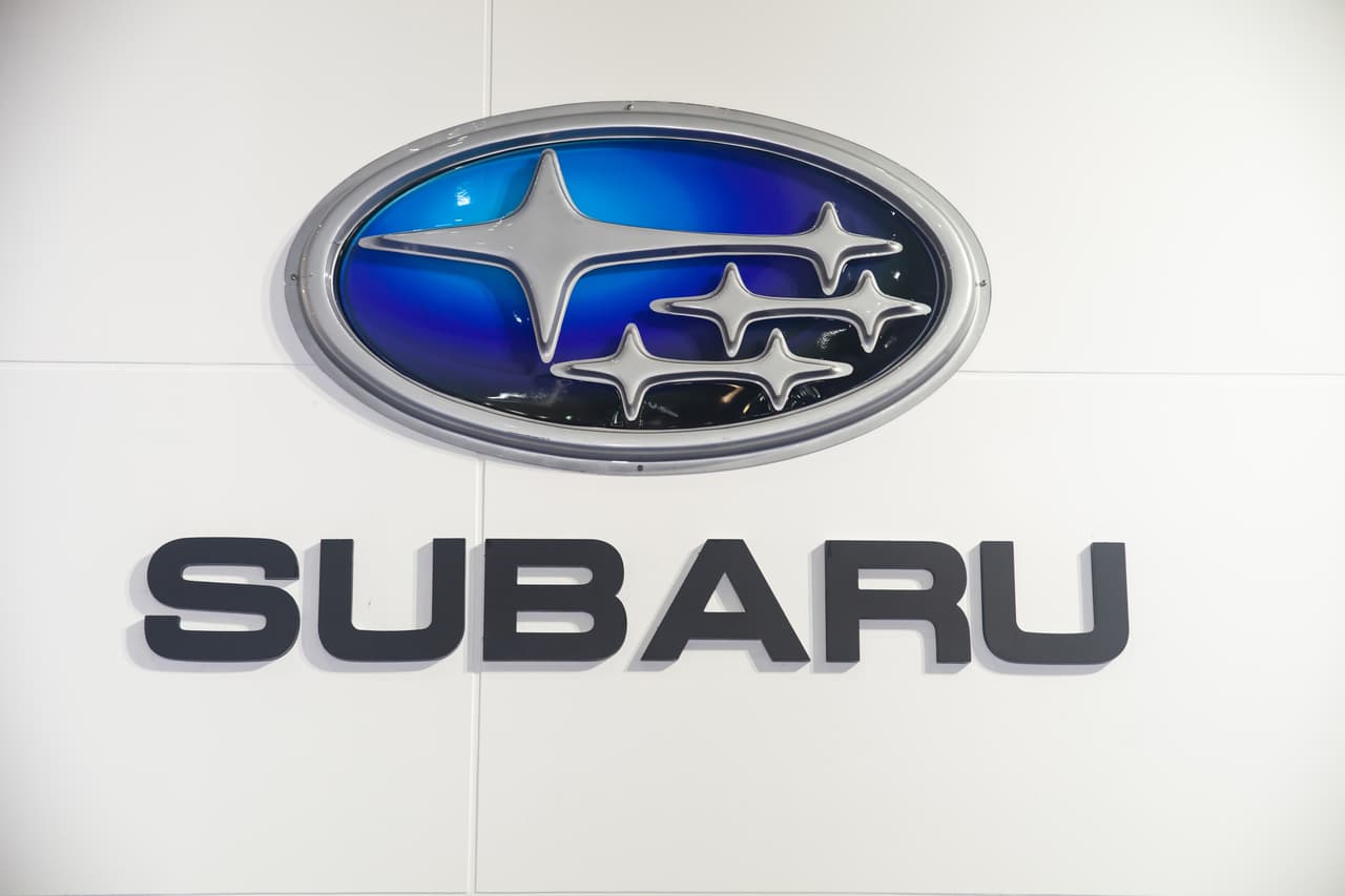 <b>Subaru</b>
<br>Aquí el homenaje al cosmos y la galaxia va en partida doble. El nombre de Subaru significa ‘cúmulo estelar’, mientras que su logo corresponde a la Constelación de las Pléyades, donde se pueden observar seis estrellas. El fabricante adaptó la idea desde el principio, ya que fueron seis empresas las que dieron pie a su fundación: componentes, automoción, química, tecnología, servicios e ingeniería.