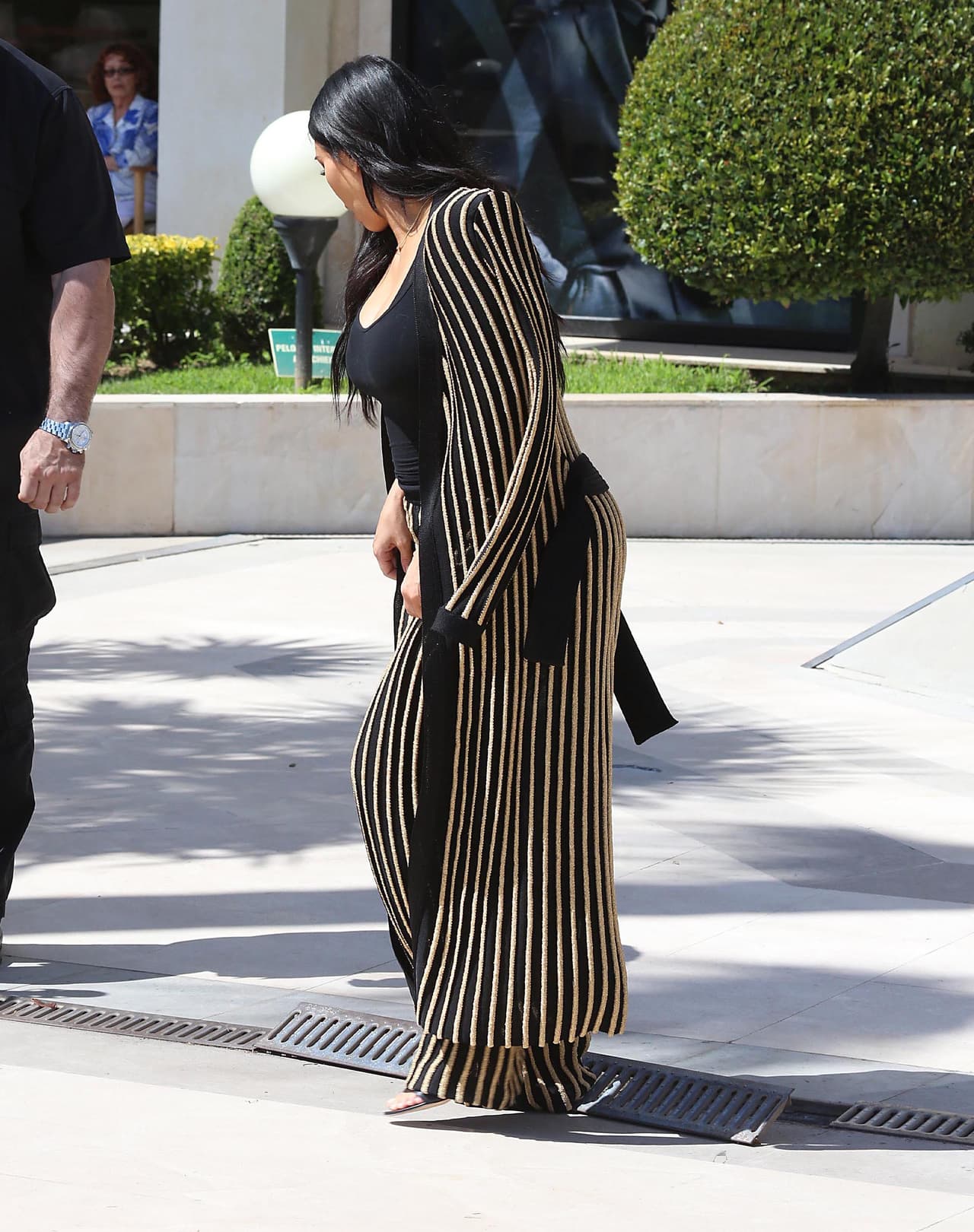 ¡Y ZAZ! Que se le atora el zapato en un desagüe.