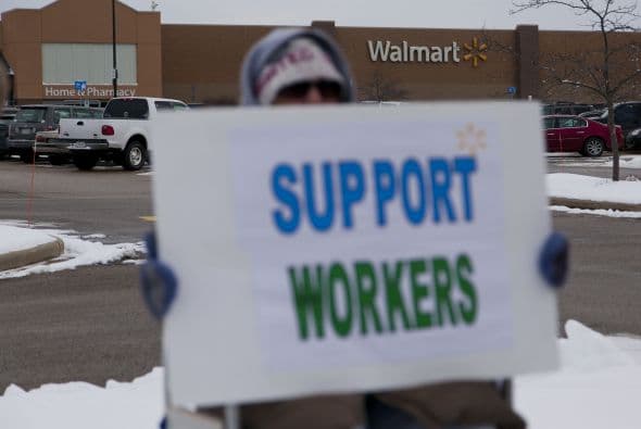 Quienes también protestaron fueron varios trabajadores de Walmart, que pugnan por un alza salarial y mejores condiciones.
