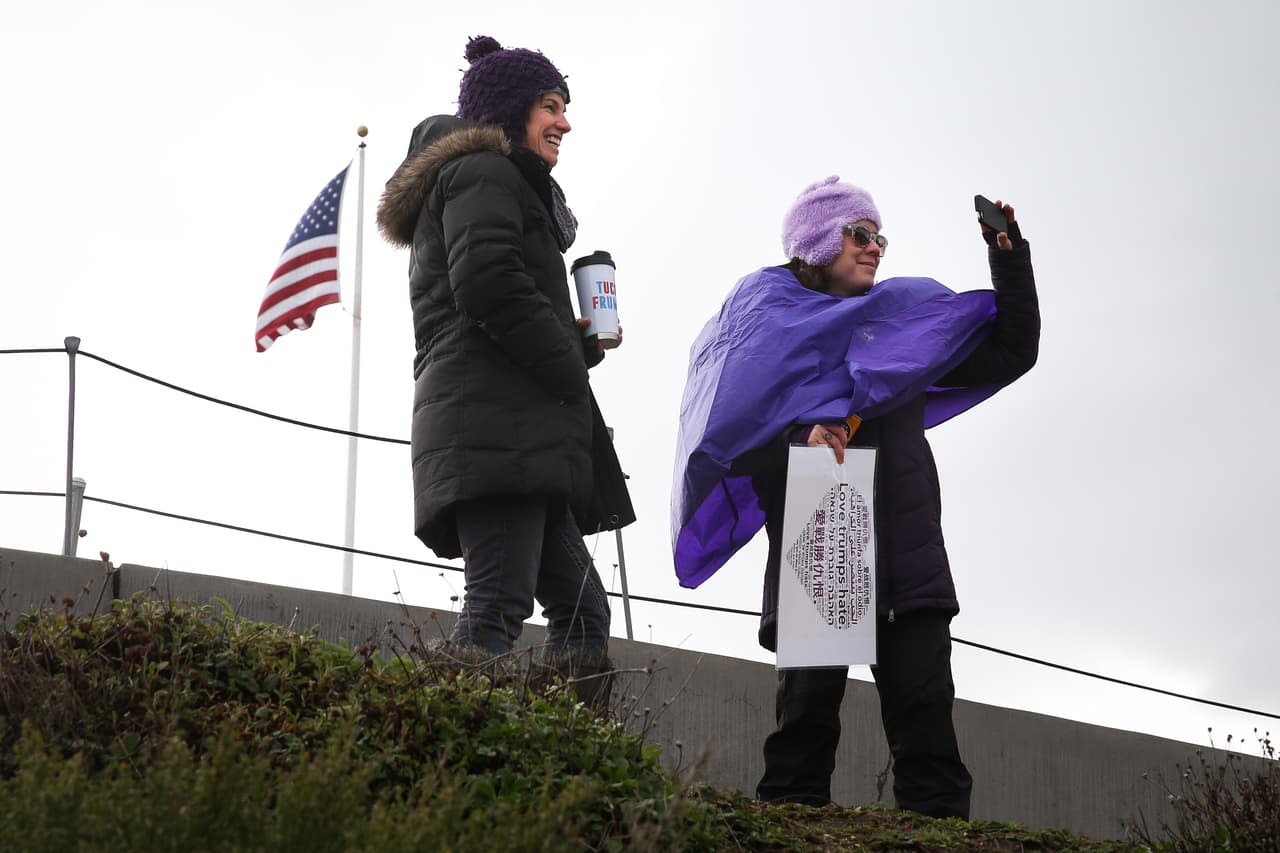 Miles de personas se reunieron en el Golden Gate Bridge en San Francisco este 20 de enero de 2017 para unir sus manos y mostrar unidad en respuesta a la juramentación de Donald Trump como el nuevo presidente de Estados Unidos.