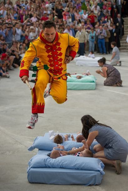 También conocido como el Salto del Colacho simboliza la lucha contra el pecado original con el que nacen los pequeños.