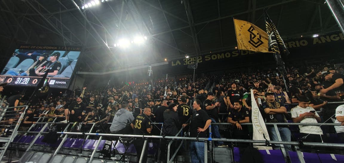 Mientras los seguidores de LAFC calentaron el ánimo en las tribunas y encendieron a sus aficionados para creer en la remontada.