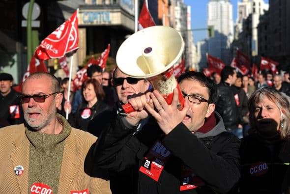 A pesar de que sindicatos calificaron como un éxito la huelga general que realizaron este jueves en España, autoridades advirtieron que no cambiarán "ni una coma" de la reforma laboral del Gobierno que preside Mariano Rajoy.