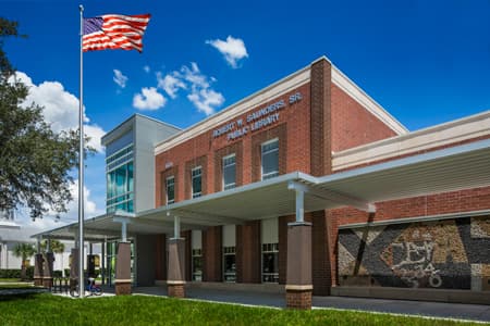 Ubicada en el 1505 de la avenida Nebraska, la 
<b>Robert W. Saunders, Sr. Public Library</b> cuenta con acceso a computadoras y conectividad Wi-Fi; servicio de entrega de libros fuera del horario de atención y contiene muchas exhibiciones de calidad de cualquier museo.
<br>
<br>Tiene un área especial para niños que cuenta con un panel de visualización de pantalla táctil.
<br>
<br>Su horario de 
<a href="https://www.facebook.com/RobertWSaundersSrPublicLibrary/" target="_blank">atención</a> es de lunes a viernes de 10 de la mañana a 6 de la tarde. Su teléfono es el 813-273-3652.
<br>