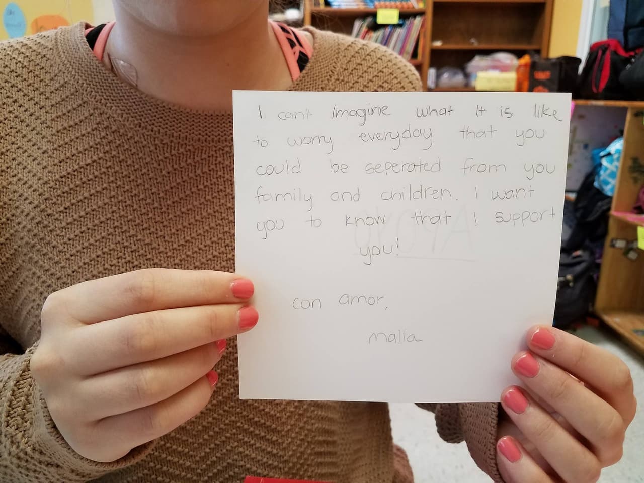 No solo los hijos de inmigrantes escribieron cartas. Un grupo de estudiantes de Carolina del Norte quisieron sumarse a la iniciativa para apoyar a las familias indocumentadas. "No puedo imaginar cómo debe ser estar preocupado todos los días porque te puedan separar de tu familia y tus hijos", escribió Maya.