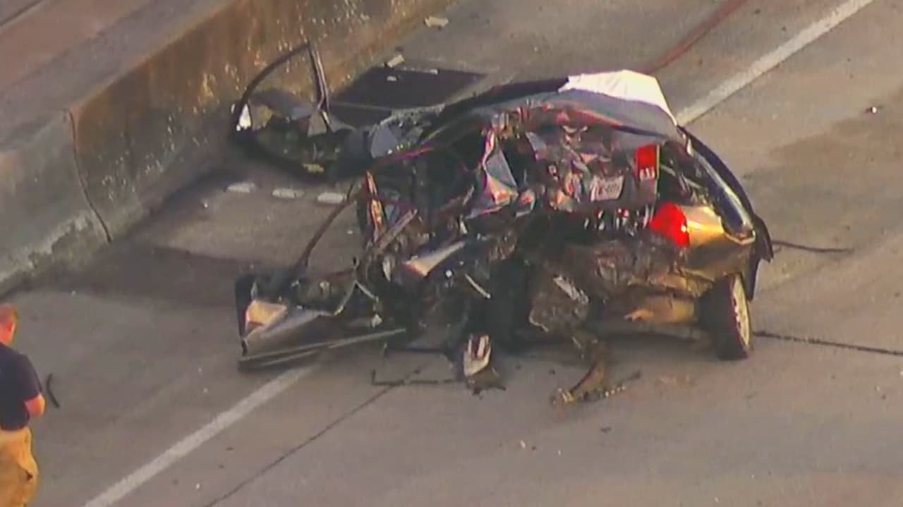 Una camioneta golpeó por detrás a un auto Honda Civic y el impacto lo lanzó contra un muro de contensión.