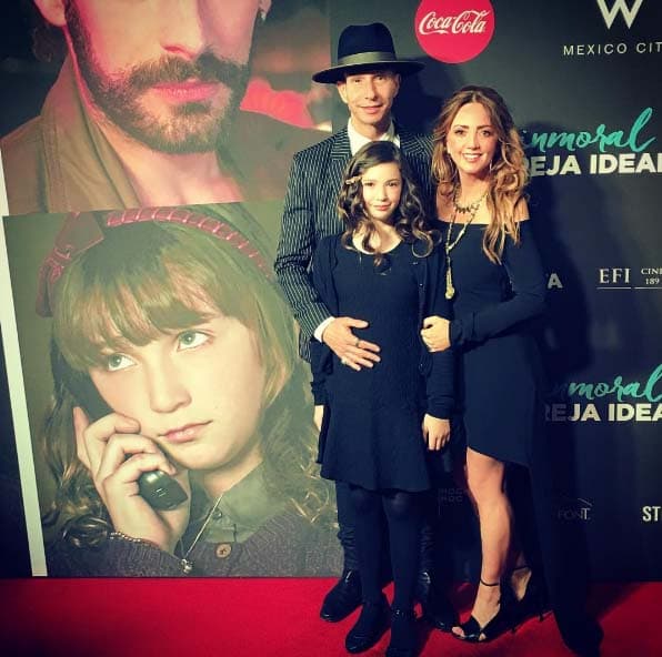 Andrea Legarreta y Erik Rubín apoyaron a su pequeño amor, Nina, en la premier de su primer película.