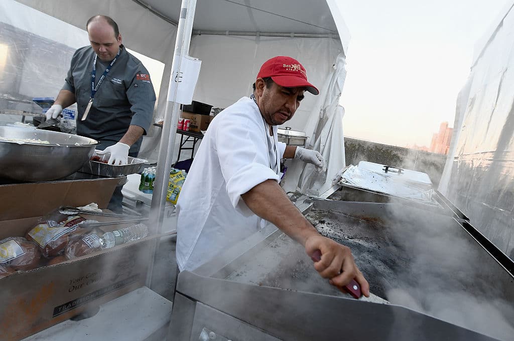 Restaurantes 'santuario', un movimiento que busca proteger a los inmigrantes y minorías desde las cocinas