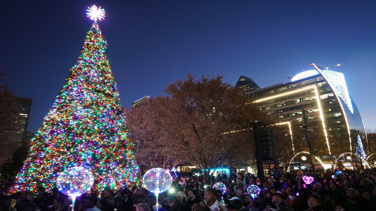 <b>Árbol de Navidad en Klyde Warren Park</b>
<br>Considerada toda una tradición familiar, incluye actividades y fotos con Papá Noel, además de pintura para las caras, manualidades, juegos, música y ráfagas de nieve. 
<br>📍
<b>Dallas:</b> Klyde Warren Park, 2012 Woodall Rodgers Freeway. 
<br>📆Sábado 3 de diciembre, de 3 a 6 pm.
<br>👉🏻Todos los detalles en la página web: 
<a href="https://klydewarrenpark.org/things-to-do/signature-events/holiday-show-tree-lighting/index.html" target="_blank">klydewarrenpark.org</a>
<br>