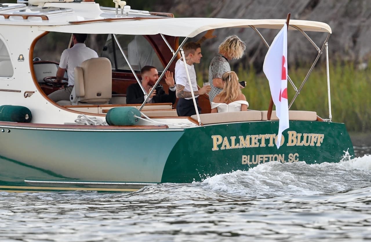 Diversos medios como 
<a href="https://people.com/style/hailey-baldwin-diamond-tiffany-earrings-wedding-justin-bieber/" target="_blank">People</a>, 
<a href="https://metro.co.uk/2019/10/02/justin-bieber-wife-hailey-flash-700000-worth-wedding-day-bling-10845384/">Metro</a>, 
<a href="https://www.hollywoodreporter.com/news/jewelry-designer-dishes-justin-biebers-wedding-grills-1245025">The Hollywood Reporter</a> y 
<a href="https://www.dailymail.co.uk/femail/article-7530657/Prices-Justin-Hailey-Biebers-wedding-bands-revealed.html">Daily Mail</a> publicaron estimaciones del costo de las joyas que usó la pareja.