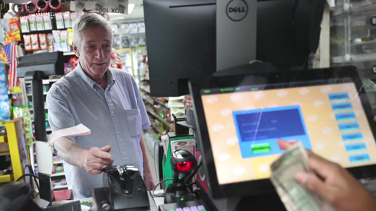 Dos sexagenarios de Florida son millonarios al ganar con un raspadito de la lotería