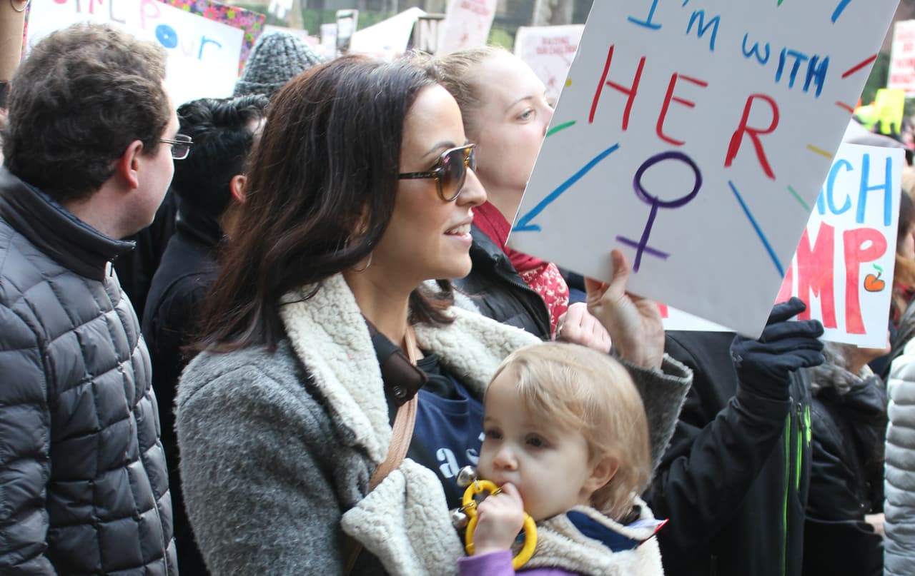 Madres como esta llevaron a sus bebés a la marcha.
