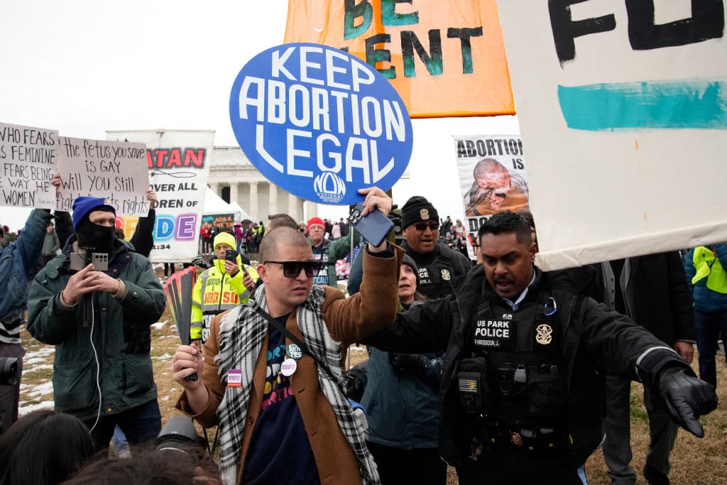 Miles de personas, en su mayoría mujeres, se congregaron en Washington para protestar contra la investidura de Donald Trump.