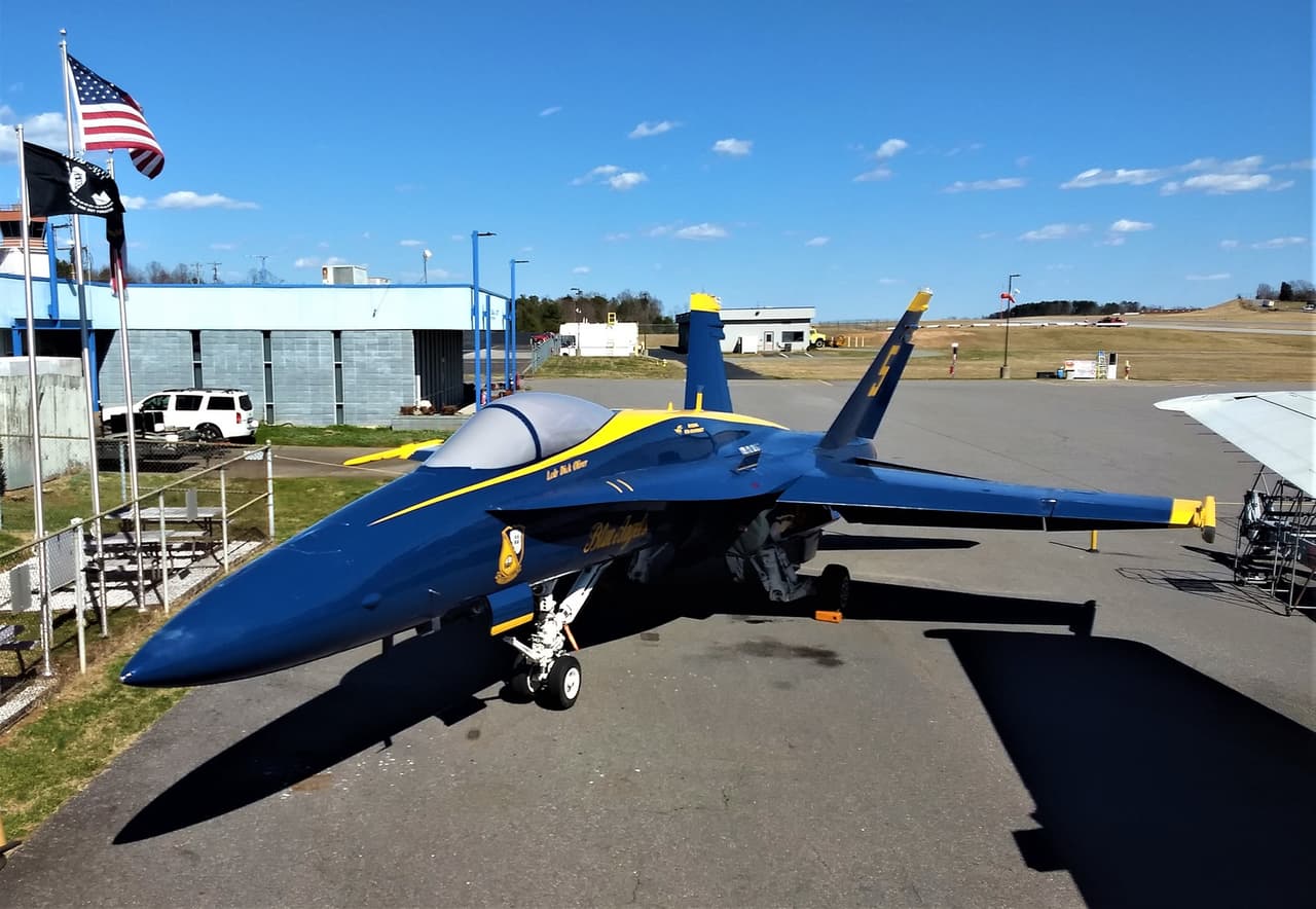 Hickory Aviation Museum tiene artefactos y recuerdos que van desde la Primera Guerra Mundial hasta la actualidad, incluida una exhibición sobre los nativos de Carolina del Norte y los héroes de la Segunda Guerra Mundial, Bill y George Preddy, proporcionada por la Fundación Preddy.