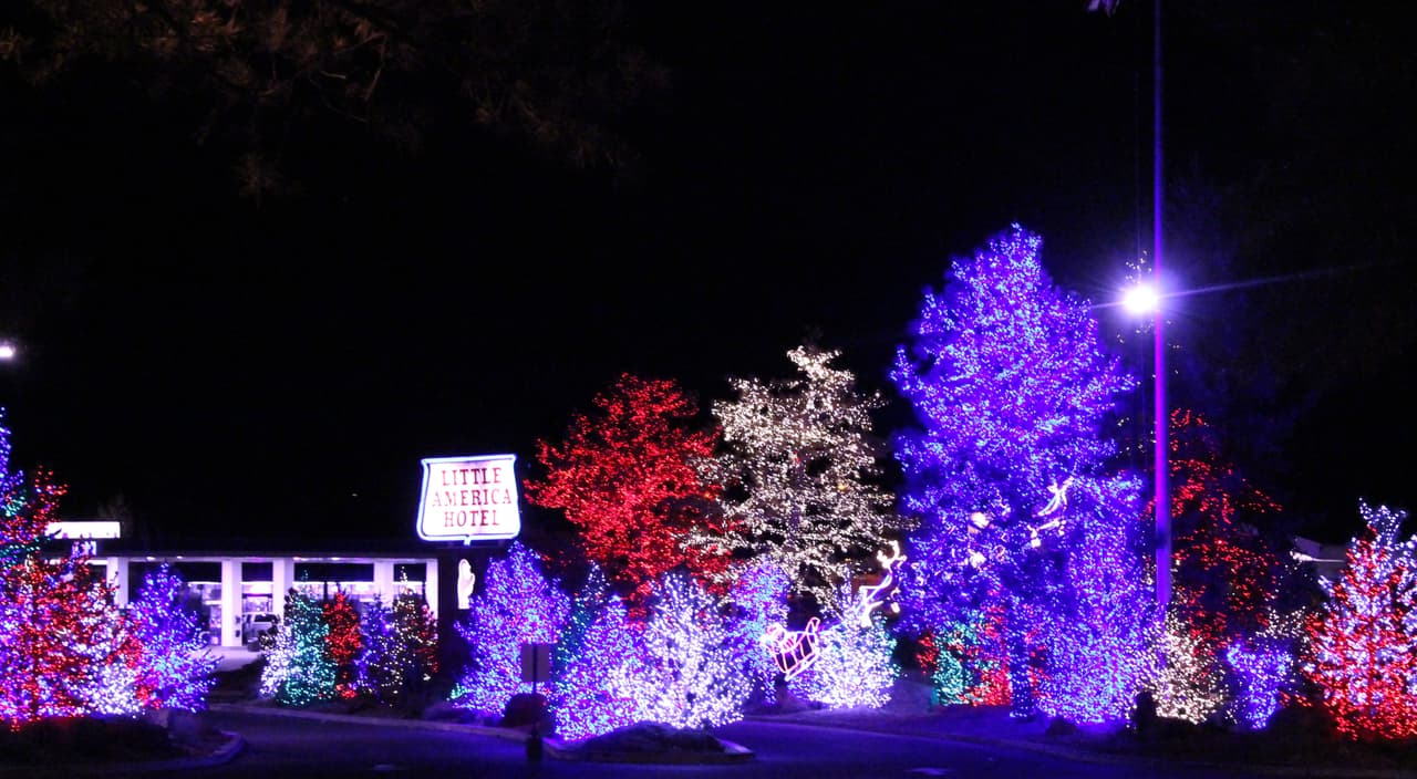 Luces de colores son el preámbulo de un viaje inolvidable para los niños.