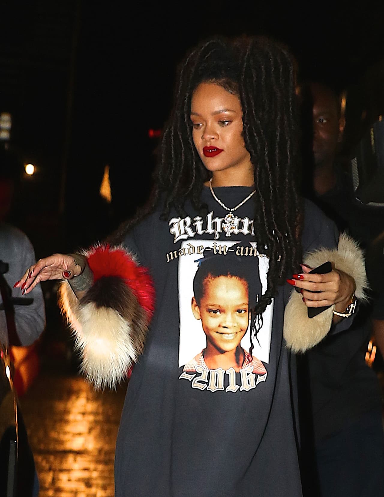 Sobre su vestido se puso una playera con su imagen.