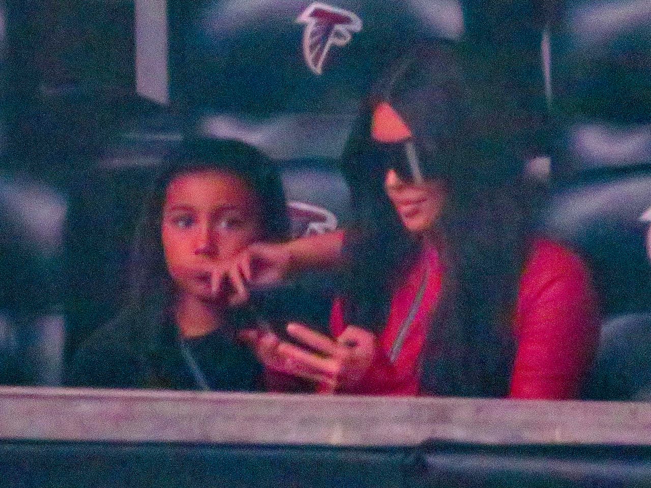 Hasta ahí apareció su ex junto a sus cuatro hijos para apoyarlo. Durante la presentación, a Kim Kardashian se le vio 
<b><a href="https://www.univision.com/famosos/dia-de-kanye-west-atlanta-kim-kardashian-hijos-fotos">enfundada en un entallado traje rojo de piel </a></b>que hacía juego con el look del cantante. 
<br>