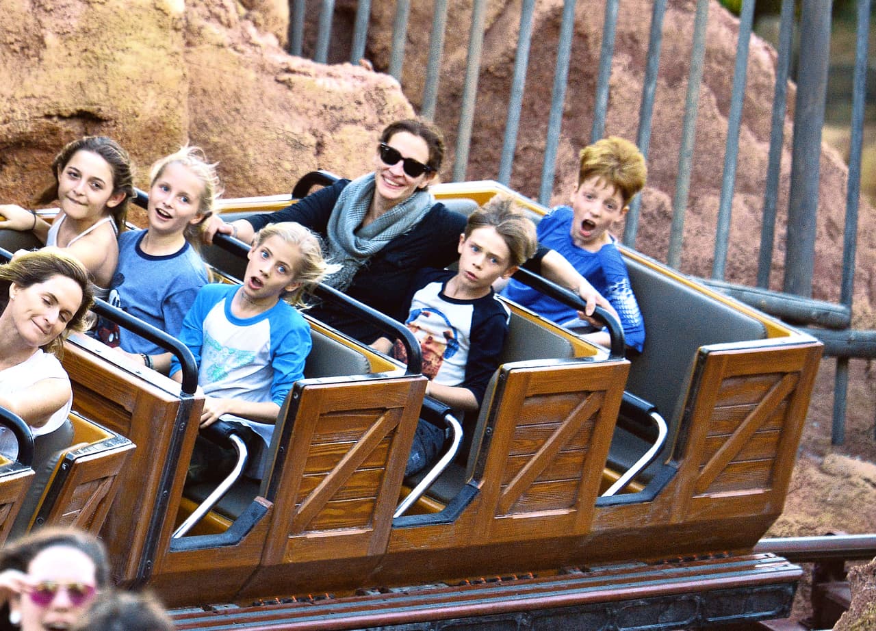 Los tres chicos de Julia con mami.