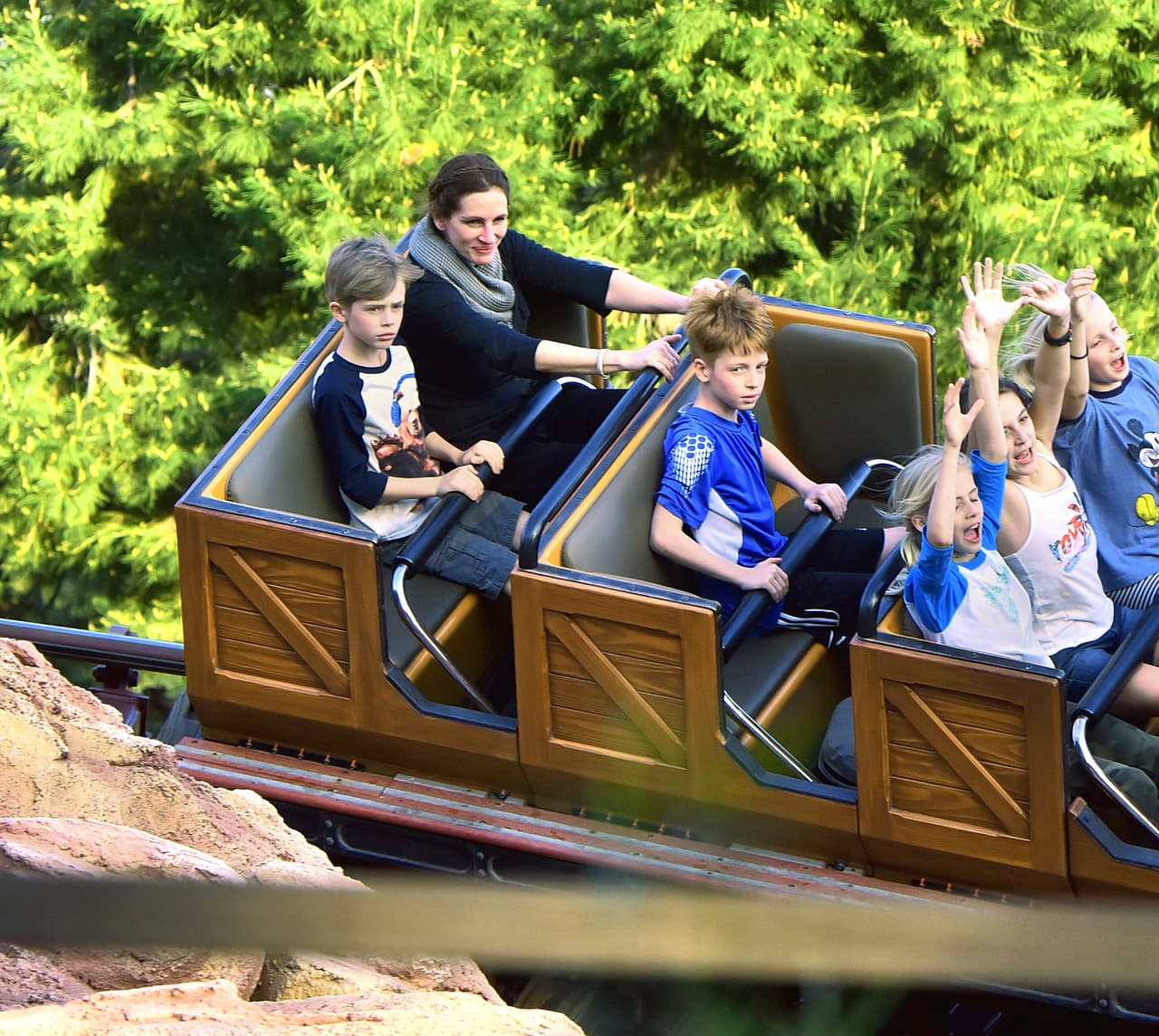 Al menos la gemela se divierte con sus amiguitas.