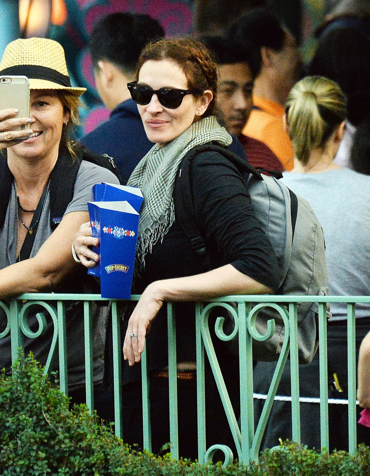 Julia feliz viendo a sus tres hijos.