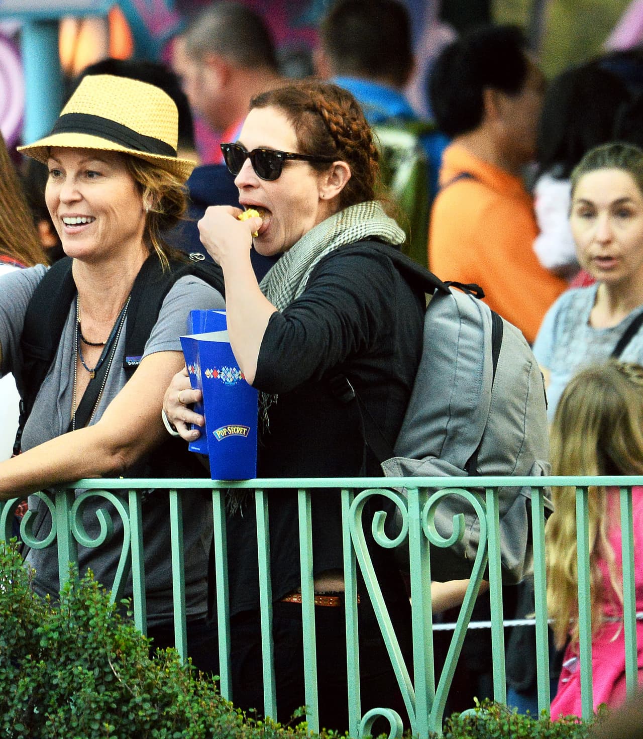 También comiéndose el popcorn de sus nenes.