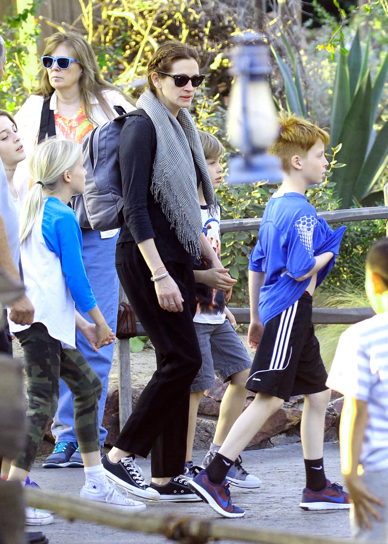 Le compró varios muñecos de peluche a sus nenes.