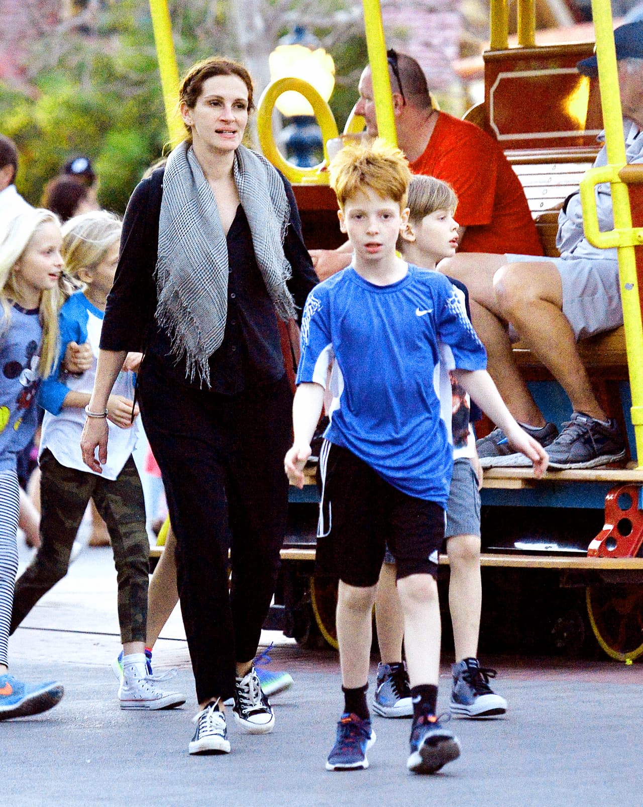 Ahora Julia llegó sin su maridito Danny.