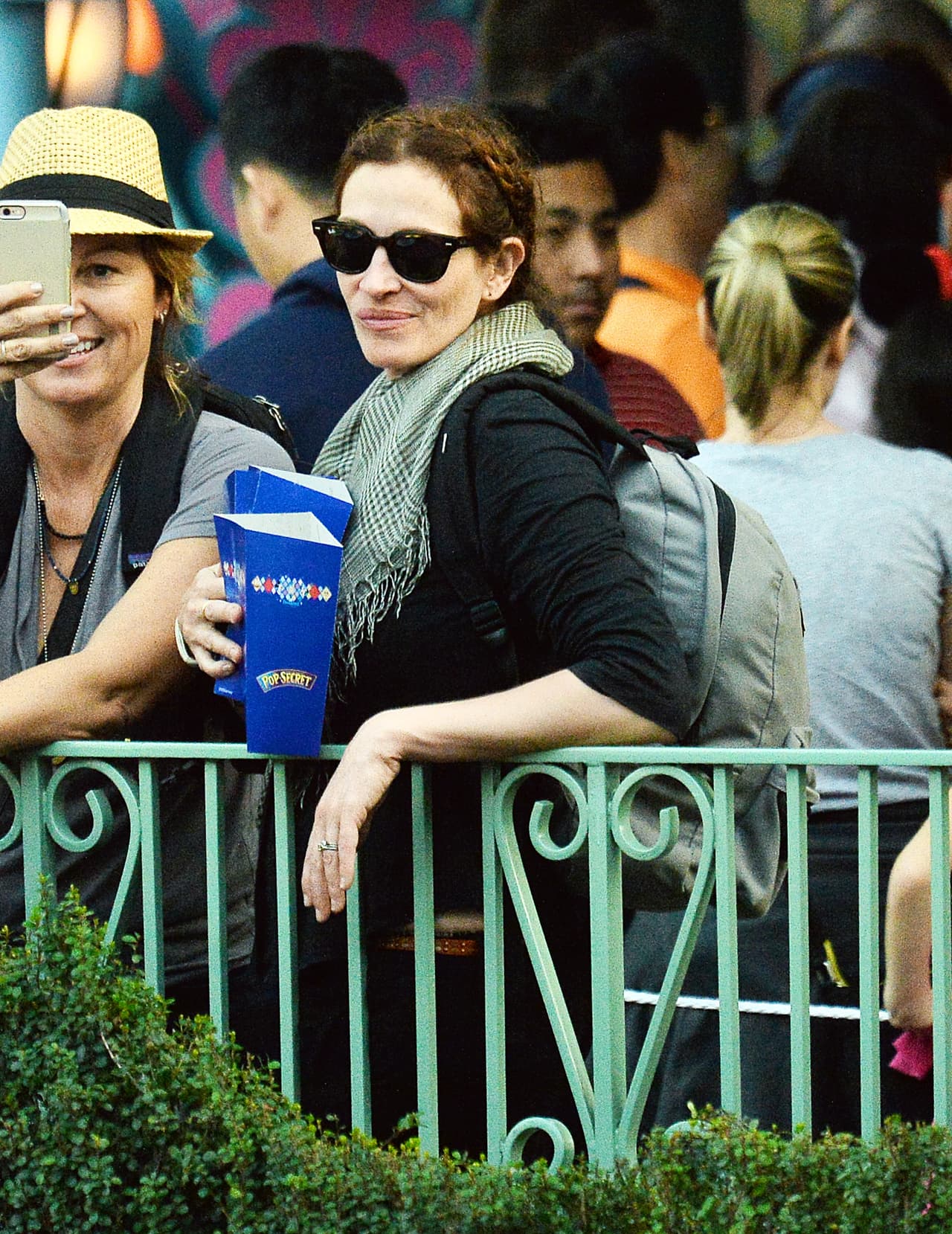 Ella se quedó afuera animándolos.