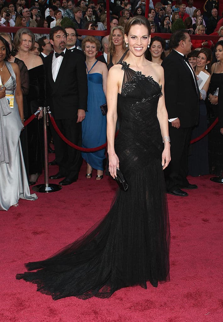 <b>Hilary Swank</b> tiene uno de los atuendos negros más recordados en una entrega del Oscar por el vestido Atelier Versace que utilizó en 2008. La prenda de la actriz tenía capas de encaje y adornos florales negros.