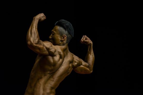 Los fisico culturistas trabajan intensamente con su cuerpo a base de ejercicios anaeróbicos, entrenando horas diarias con pesas.