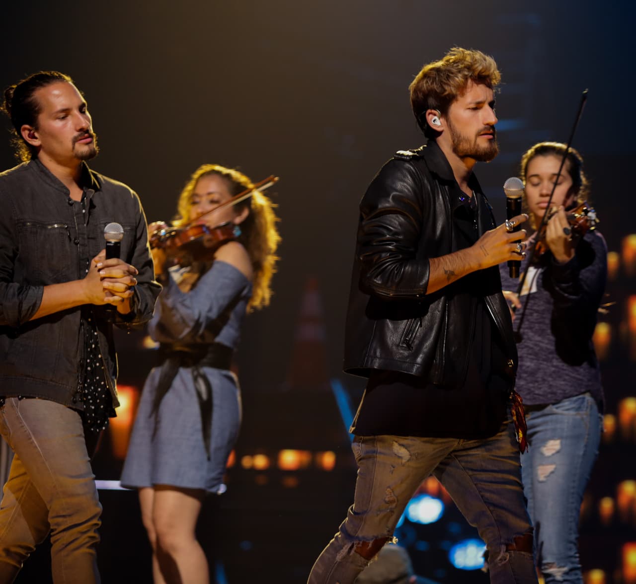 El mejor momento durante su presentación a puerta cerrada, fue cuando cantaron un tema a dos violines.
<br>