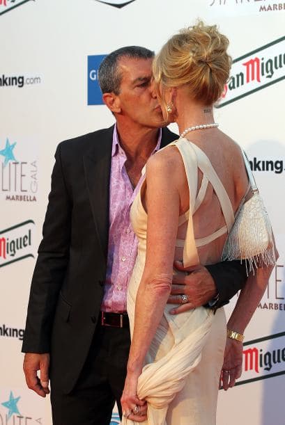 Antonio Banderas dándole un besito a Melanie en una alfombra roja. Mira aquí lo último en chismes.