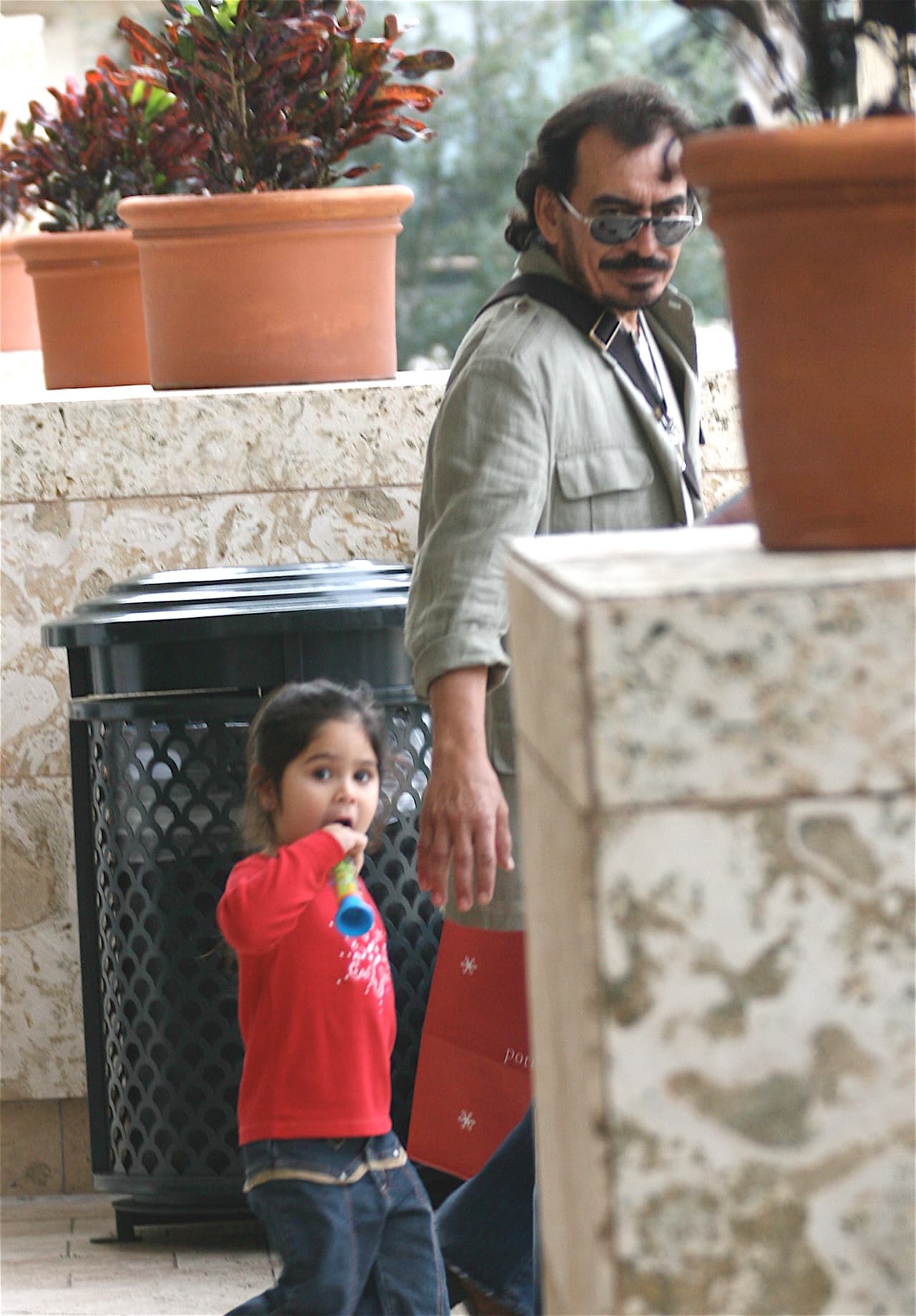 Aquí vemos a Joan Sebastian paseando con una de sus pequeñas hijas en el 2007.