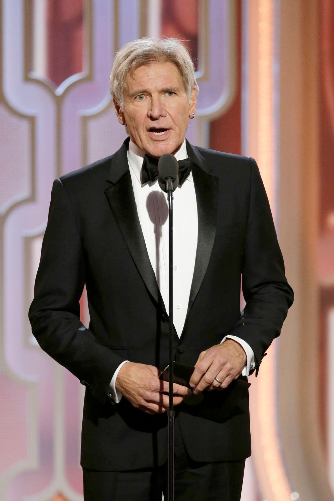 Harrison Ford anunció el último premio de la noche, Mejor Cinta - Drama.