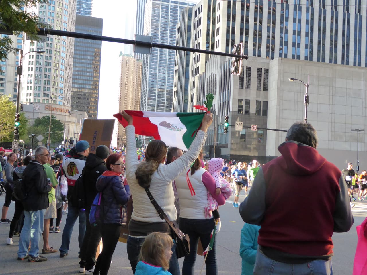 Miles de corredores de más de 100 país se dieron cita en el Maratón de Chicago desde muy temprano. Mira imágenes del ambiente que se está viviendo en este evento deportivo.