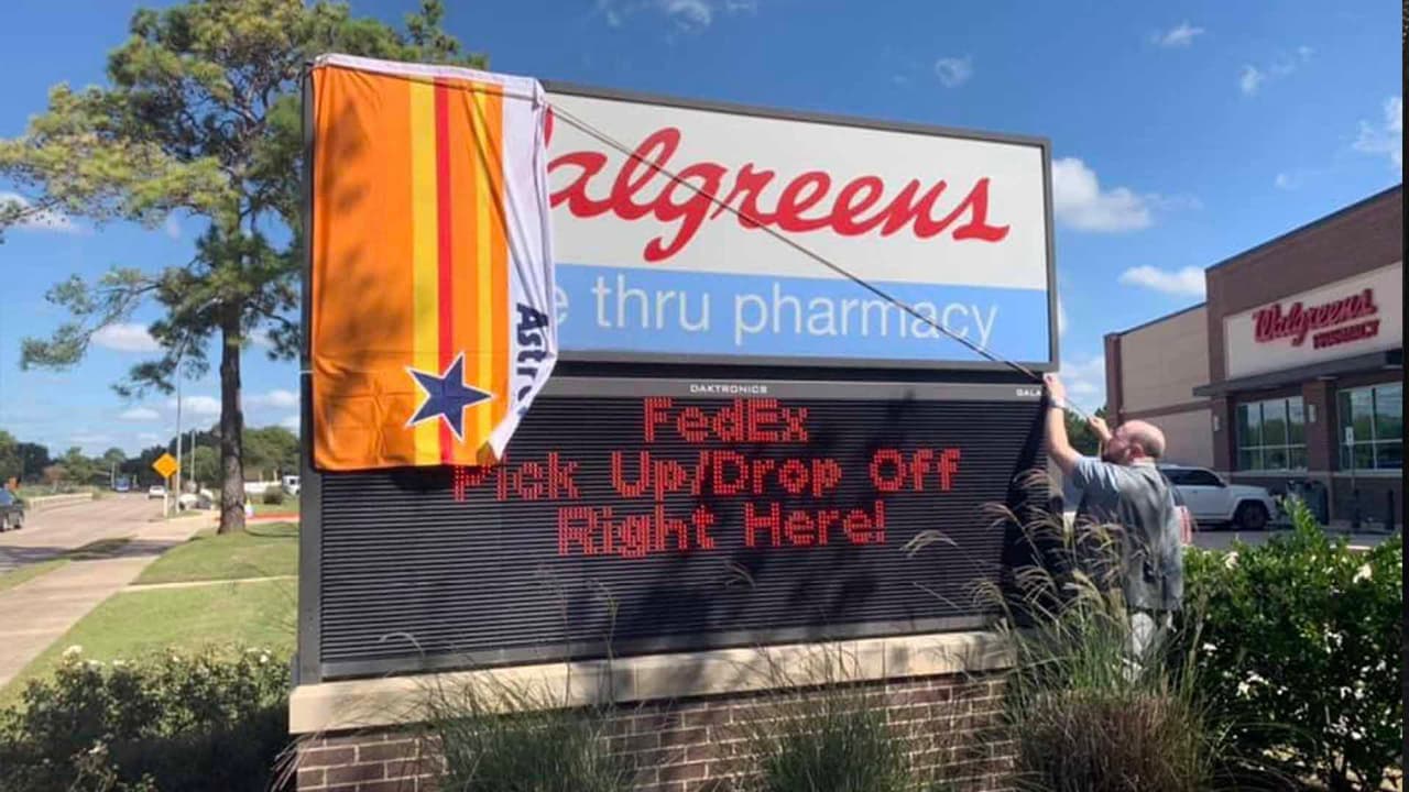 Unos fanáticos de los Astros de Houston tuvieron una gran creatividad y taparon con una bandera la 'W' de Walgreens.