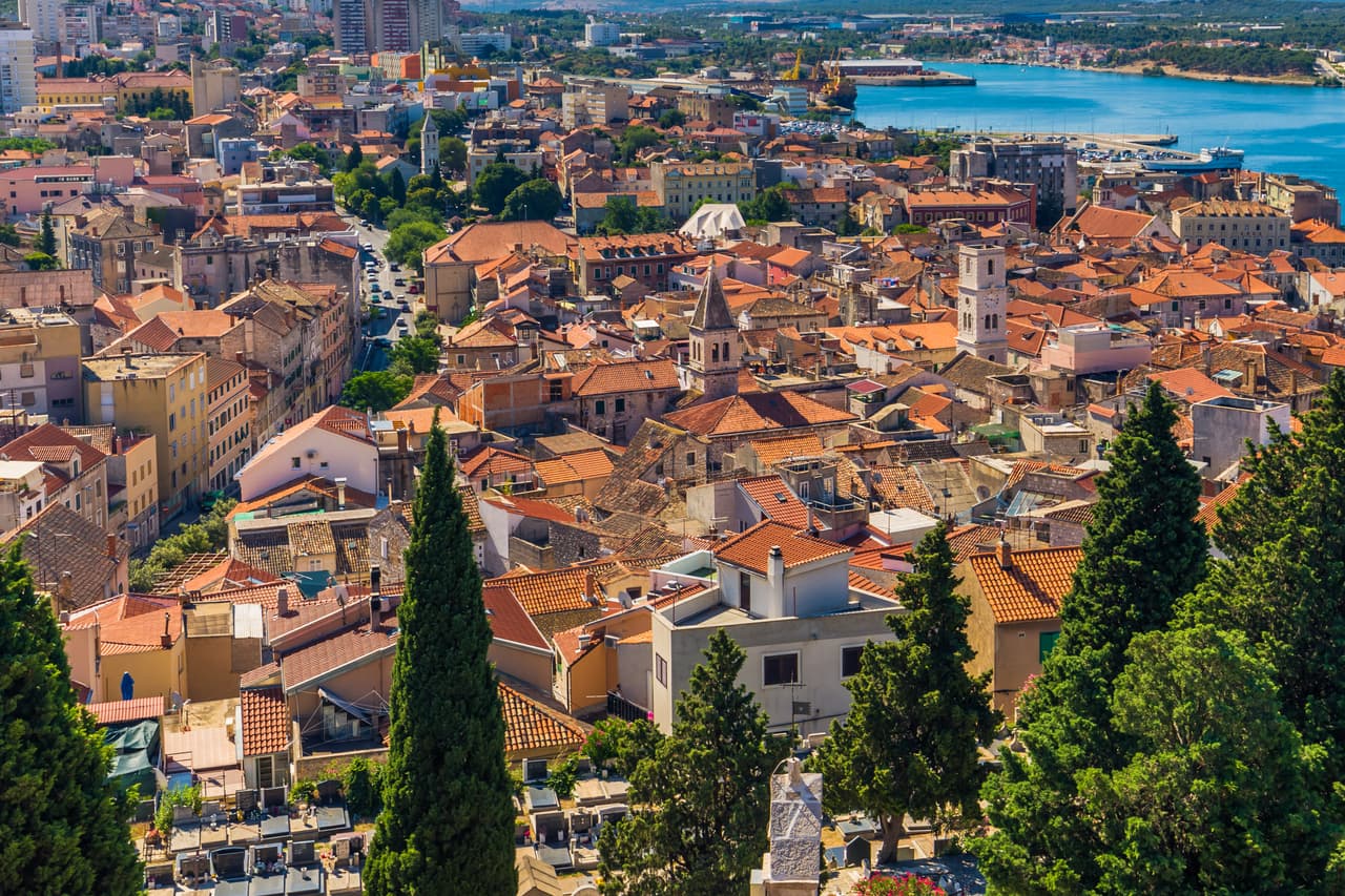 Fotografía la ciudad de Sibenik, en la costa de Croacia