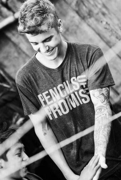 Se dice que el cantante ordenó a sus guardaespaldas que golpearan a un paparazzi argentino que estaba en la misma disctoteca que él. Los abogados del fotógrafo pidieron que buscaran a Justin por todo el mundo. Al final se llegó a un arreglo.