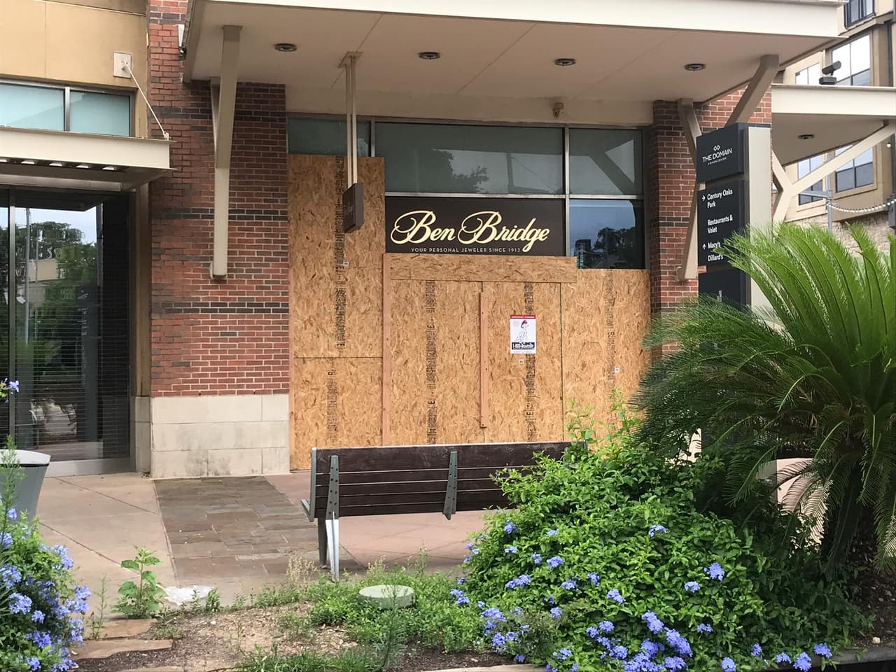 También se reportó sobre tiendas que fueron saqueadas.