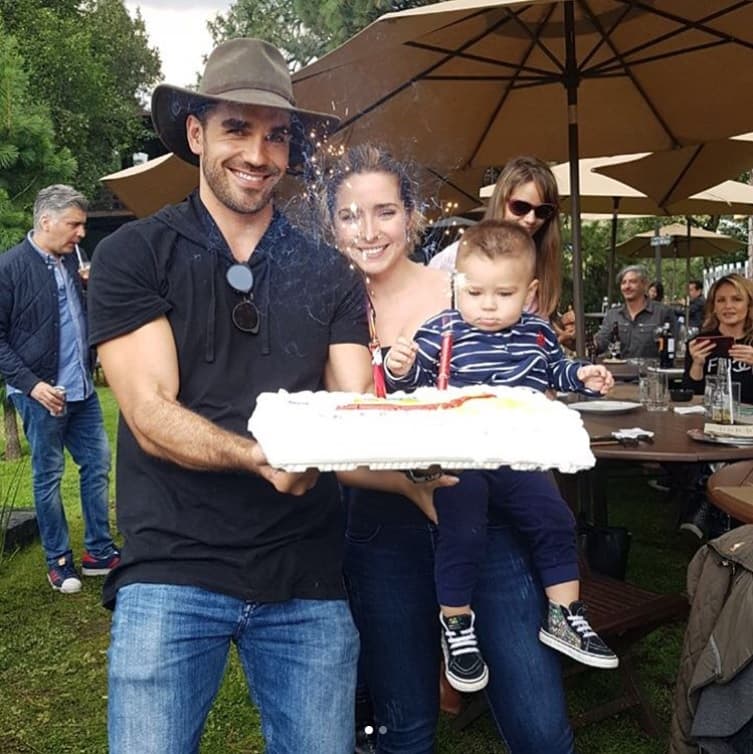 Llegó la hora del pastel y Ariadne compartió esta fotografía en la que agradeció a su pareja por el detalle: "¡Cuando todo era felicidad antes del pastelazo! Gracias mi amor por todo y cada detalle. Te amo Marcus Ornellas".