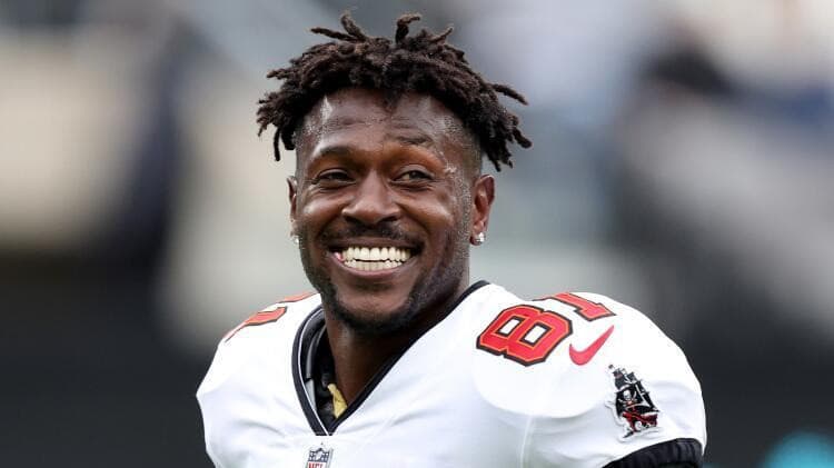 Antonio Brown se burla de Taylor Swift y la compara con una “galleta salada”