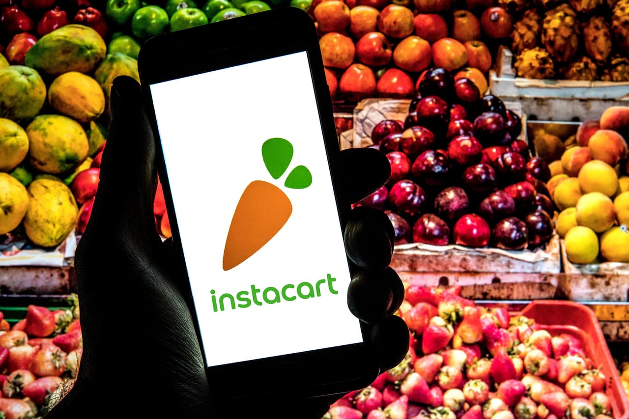 Instacart: En esta aplicación puedes comprar de distintas tiendas y farmacias y compradores locales recogerán los productos por ti. También te permite programar compras futuras.
<br>