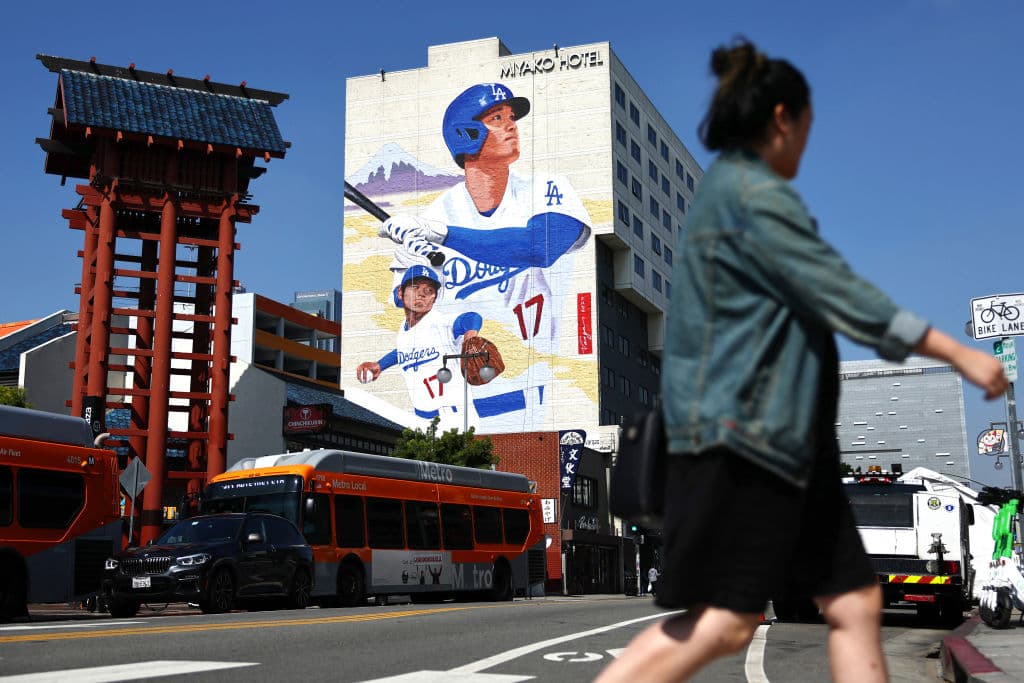 Antes, durante y después de ese primer partido no faltaron los fans que inmortalizaron este día
<b>frente al mural </b>dedicado a Shohei Ohtani, producto del reconocido
<b>artista </b>de Boyle Heights,
<b> Robert Vargas</b>.