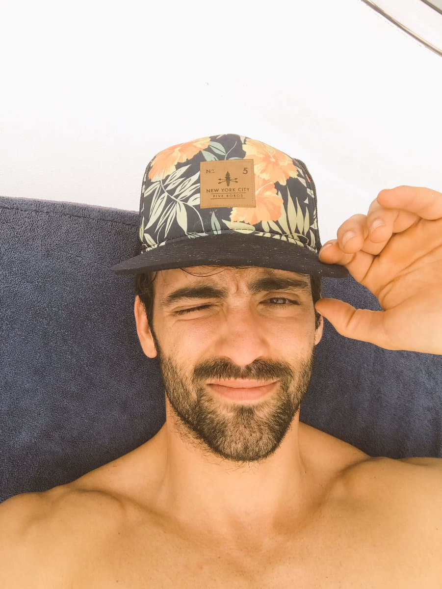 <b><a href="http://www.univision.com/series/rosario-tijeras/antonio-gaona-es-emilio-echegaray-en-rosario-tijeras">Antonio Gaona</a></b> es un actor nacido en la Ciudad de México que desde el año 2003 inició su carrera como actor de series y telenovelas.