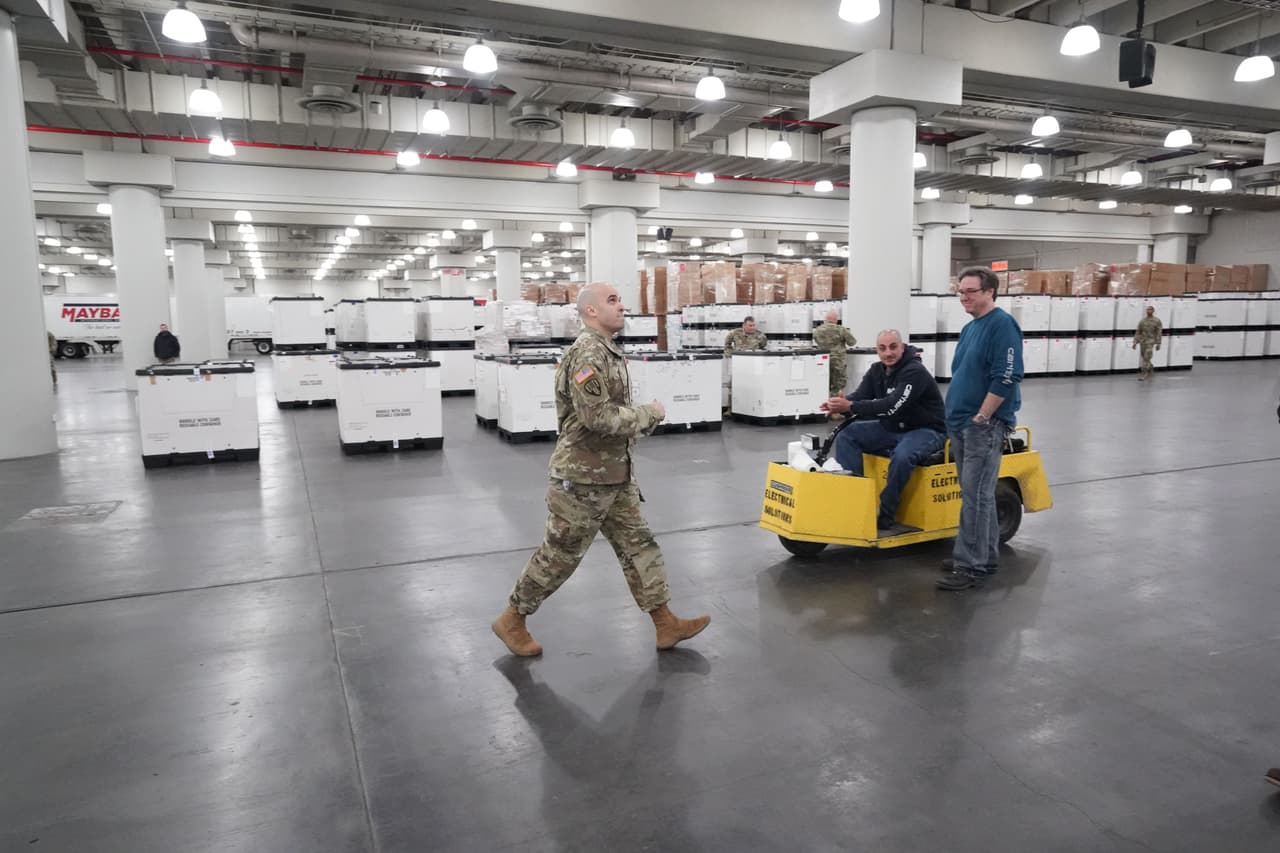 Miembros de la Guardia Nacional ayudan para convertir el Centro de Convenciones Javits en un hospital donde se tratarán los casos de coronavirus.