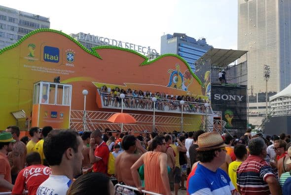 Bélgica y EEUU protagonizan el último choque de octavos de final del Mundial Brasil 2014 y sus fans se apasionan.